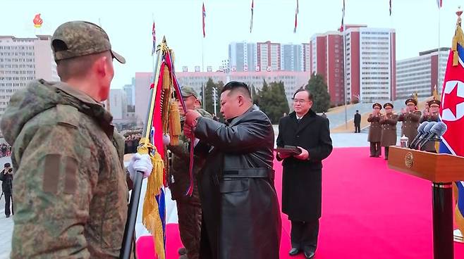 [서울=뉴시스] 북한 조선중앙TV가 13일 "해외작전지역에 출병하였던 조선인민군 공병부대 지휘관, 전투원들이 부과된 군사임무를 완수하고 승리의 개가드높이 귀국하였다"며 "제528공병련대(연대) 환영식이 12일 수도 평양의 4.25문화회관광장에서 성대히 진행되었다"고 13일 보도했다. 이날 환영식에는 김정은 국무위원장이 참석해 북한군의 공로를 치하했다.  (사진=조선중앙TV 캡처) 2025.12.13. photo@newsis.com  *재판매 및 DB 금지