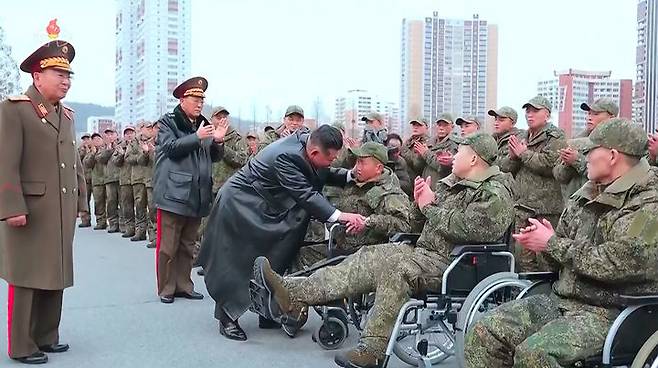 [서울=뉴시스] 북한 조선중앙TV가 13일 "해외작전지역에 출병하였던 조선인민군 공병부대 지휘관, 전투원들이 부과된 군사임무를 완수하고 승리의 개가드높이 귀국하였다"며 "제528공병련대(연대) 환영식이 12일 수도 평양의 4.25문화회관광장에서 성대히 진행되었다"고 13일 보도했다. 이날 환영식에는 김정은 국무위원장이 참석해 북한군의 공로를 치하했다.  (사진=조선중앙TV 캡처) 2025.12.13. photo@newsis.com  *재판매 및 DB 금지