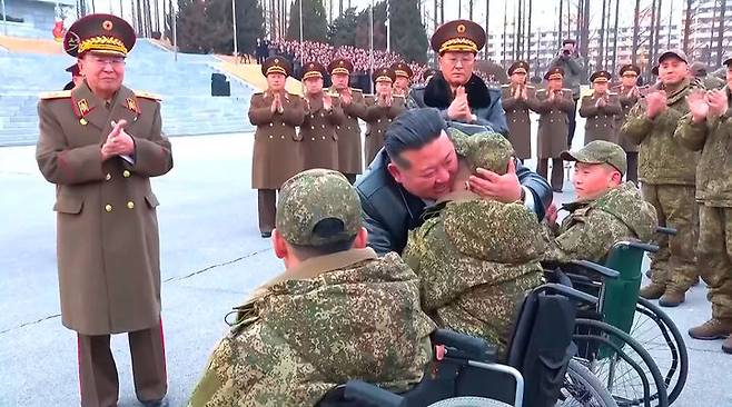 [서울=뉴시스] 북한 조선중앙TV가 13일 "해외작전지역에 출병하였던 조선인민군 공병부대 지휘관, 전투원들이 부과된 군사임무를 완수하고 승리의 개가드높이 귀국하였다"며 "제528공병련대(연대) 환영식이 12일 수도 평양의 4.25문화회관광장에서 성대히 진행되었다"고 13일 보도했다. 이날 환영식에는 김정은 국무위원장이 참석해 북한군의 공로를 치하했다.  (사진=조선중앙TV 캡처) 2025.12.13. photo@newsis.com  *재판매 및 DB 금지