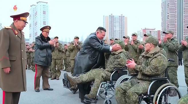 [서울=뉴시스] 북한 조선중앙TV가 13일 "해외작전지역에 출병하였던 조선인민군 공병부대 지휘관, 전투원들이 부과된 군사임무를 완수하고 승리의 개가드높이 귀국하였다"며 "제528공병련대(연대) 환영식이 12일 수도 평양의 4.25문화회관광장에서 성대히 진행되었다"고 13일 보도했다. 이날 환영식에는 김정은 국무위원장이 참석해 북한군의 공로를 치하했다.  (사진=조선중앙TV 캡처) 2025.12.13. photo@newsis.com  *재판매 및 DB 금지