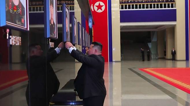 [서울=뉴시스] 북한 조선중앙TV가 13일 "해외작전지역에 출병하였던 조선인민군 공병부대 지휘관, 전투원들이 부과된 군사임무를 완수하고 승리의 개가드높이 귀국하였다"며 "제528공병련대(연대) 환영식이 12일 수도 평양의 4.25문화회관광장에서 성대히 진행되었다"고 13일 보도했다. 이날 환영식에는 김정은 국무위원장이 참석해 북한군의 공로를 치하했다.  (사진=조선중앙TV 캡처) 2025.12.13. photo@newsis.com  *재판매 및 DB 금지