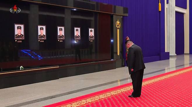 [서울=뉴시스] 북한 조선중앙TV가 13일 "해외작전지역에 출병하였던 조선인민군 공병부대 지휘관, 전투원들이 부과된 군사임무를 완수하고 승리의 개가드높이 귀국하였다"며 "제528공병련대(연대) 환영식이 12일 수도 평양의 4.25문화회관광장에서 성대히 진행되었다"고 13일 보도했다. 이날 환영식에는 김정은 국무위원장이 참석해 북한군의 공로를 치하했다.  (사진=조선중앙TV 캡처) 2025.12.13. photo@newsis.com  *재판매 및 DB 금지