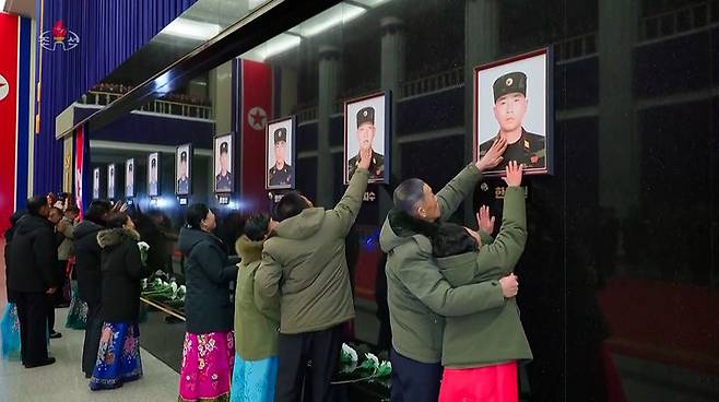 [서울=뉴시스] 북한 조선중앙TV가 13일 "해외작전지역에 출병하였던 조선인민군 공병부대 지휘관, 전투원들이 부과된 군사임무를 완수하고 승리의 개가드높이 귀국하였다"며 "제528공병련대(연대) 환영식이 12일 수도 평양의 4.25문화회관광장에서 성대히 진행되었다"고 13일 보도했다. 이날 환영식에는 김정은 국무위원장이 참석해 북한군의 공로를 치하했다.  (사진=조선중앙TV 캡처) 2025.12.13. photo@newsis.com  *재판매 및 DB 금지