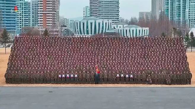 [서울=뉴시스] 북한 조선중앙TV가 13일 "해외작전지역에 출병하였던 조선인민군 공병부대 지휘관, 전투원들이 부과된 군사임무를 완수하고 승리의 개가드높이 귀국하였다"며 "제528공병련대(연대) 환영식이 12일 수도 평양의 4.25문화회관광장에서 성대히 진행되었다"고 13일 보도했다. 이날 환영식에는 김정은 국무위원장이 참석해 북한군의 공로를 치하했다.  (사진=조선중앙TV 캡처) 2025.12.13. photo@newsis.com  *재판매 및 DB 금지