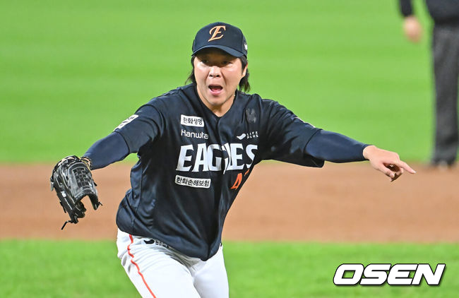 [OSEN=대구, 이석우 기자] 22일 대구 삼성라이온즈파크에서 2025 신한 SOL뱅크 KBO 플레이오프 삼성 라이온즈와 한화 이글스의 4차전 경기가 열렸다. 홈팀 삼성은 원태인이, 방문팀 한화는 정우주가 선발 투수로 출전했다. 한화 이글스 김범수가 4회말 2사 2루 삼성 라이온즈 박병호를 스트라이크 낫아웃(포수 태그아웃)으로 잡고 기뻐하고 있다. 2025.10.22 / foto0307@osen.co.kr