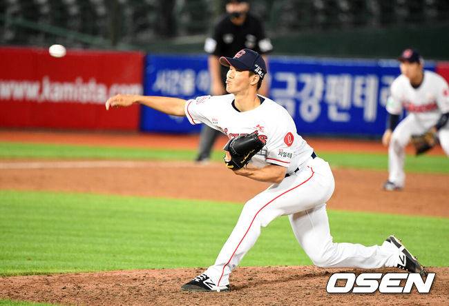 [OSEN=부산, 지형준 기자] 삼성은 26일 부산 사직구장에서 열린 원정 경기에서 연장 혈투 끝에 6-4로 승리했다. 오승환은 개인 통산 280세이브를 달성했고 이성곤은 프로 데뷔 6년 만에 첫 홈런을 신고했다. 반면 롯데 선발 댄 스트레일리는 퀄리티스타트 플러스 달성에도 승운과 거리가 멀었다.&nbsp;연장 10회초 롯데 박명현이 역투하고 있다. /jpnews@osen.co.kr