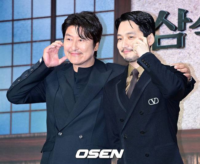 [OSEN=민경훈 기자] 8일 오전 서울 강남구 삼성동 그랜드 인터컨티넨탈 서울 파르나스 그랜드볼룸에서&nbsp;디즈니+ 오리지널 시리즈  '삼식이 삼촌'(각본감독 신연식) 제작발표회가 열렸다.'삼식이 삼촌'은 전쟁 중에도 하루 세끼를 반드시 먹인다는 삼식이 삼촌(송강호)과 모두가 잘 먹고 잘 사는 나라를 만들고자 했던 엘리트 청년 김산(변요한)이 혼돈의 시대 속 함께 꿈을 이루고자 하는 뜨거운 이야기를 그린 작품.배우 송강호의 첫 시리즈물이자, 탄탄한 필력과 섬세한 연출력으로 독창적인 작품을 선보인 신연식 감독과 변요한, 이규형, 진기주, 서현우 등 믿고 보는 배우들의 만남으로 뜨거운 화제를 모으고 있다.&nbsp;배우 송강호, 변요한이 포토타임을 갖고 있다. 2024.05.08 /rumi@osen.co.kr