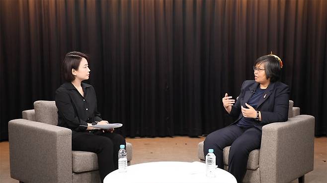 진마아웅 미얀마 민주진영의 민족통합정부(NUG) 외교부 장관이 SBS 김혜영 기자와 인터뷰를 진행하고 있다. (2025년 12월 10일)