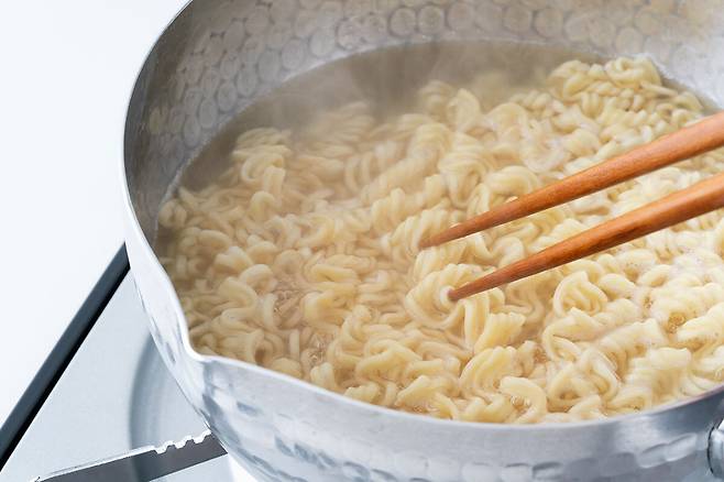 라면 면을 따로 삶는 조리 과정. 게티이미지뱅크