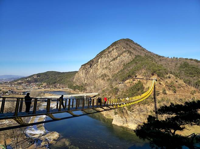 월영산출렁다리.