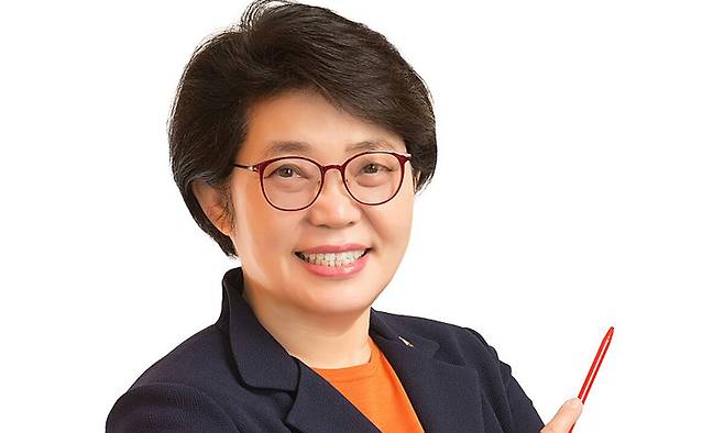 법정 경험 속&nbsp;갈등의 순간을 감성으로 다듬은 시집&nbsp;펴낸 안귀옥 변호사.