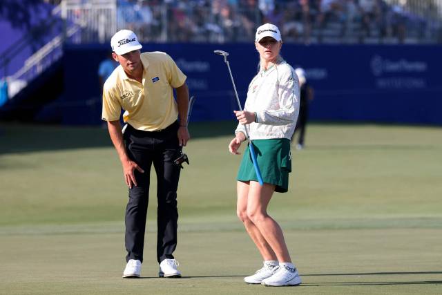 퍼팅을 하고 있는 브레넌(왼쪽)과 헐. 사진 제공=AFP연합뉴스