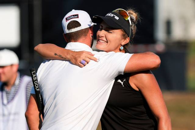 경기를 마친 뒤 포옹하고 있는 클라크(왼쪽)와 톰프슨. 사진 제공=AFP연합뉴스