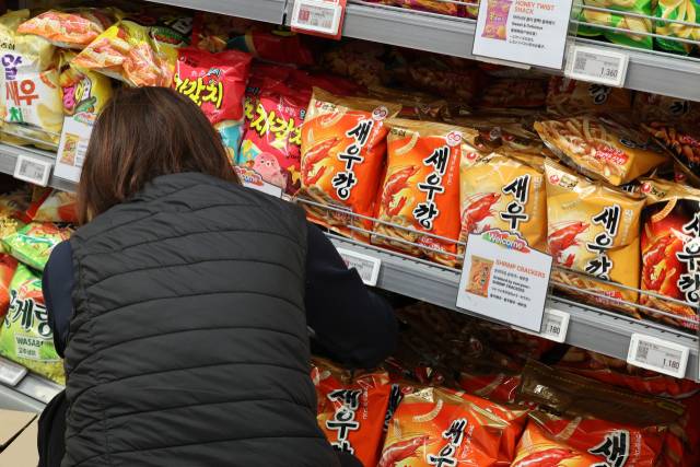 서울의 한 대형마트에서 고객들이 과자를 살펴보고 있다. 뉴스1