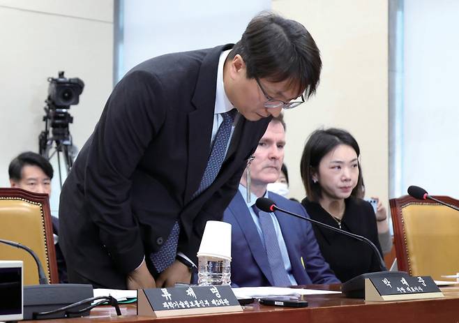 12월2일 박대준 당시 쿠팡 대표가 국회 과학기술정보방송통신위원회 전체회의에서 열린 쿠팡 개인정보 유출 사고 관련 현안질의에 출석해 인사하고 있다. ⓒ시사저널 박은숙