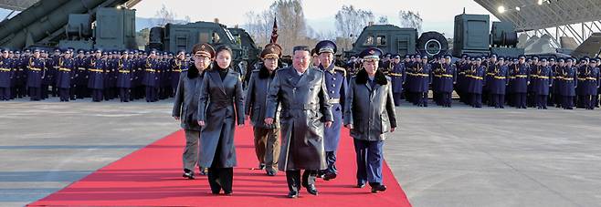 11월28일 김정은 국무위원장이 딸 김주애와 함께 제2공군사단 59길영조영웅연대 갈마비행장에서 북한 공군 창설 80주년 기념행사에 참석하고 있다. ⓒ조선중앙통신 연합