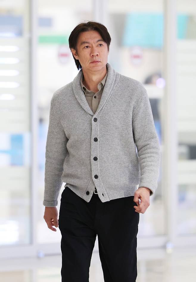 ▲ 국제축구연맹(FIFA) 2026 북중미 월드컵에 나서는 홍명보 축구대표팀 감독이 월드컵 조 추첨식 참석과 베이스캠프 답사를 마치고 12일 인천국제공항을 통해 귀국하고 있다. ⓒ연합뉴스