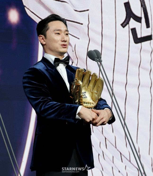 LG 신민재가 9일 서울 잠실 롯데호텔 월드에서 열린 2025 신한 SOL뱅크 KBO 골든글러브 시상식에서 2루수 골든글러브를 수상했다. /사진=강영조 선임기자