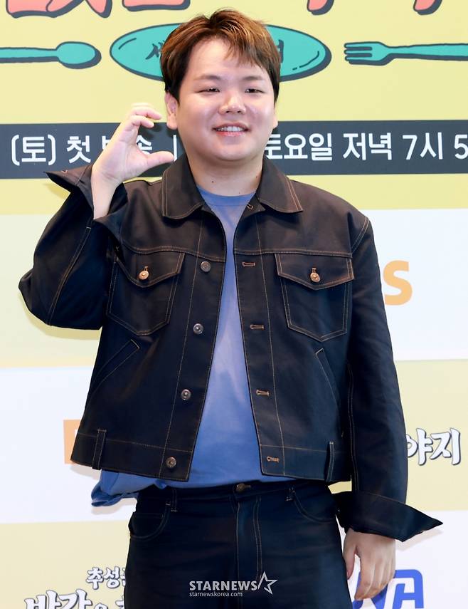 (서울=뉴스1) 권현진 기자 = 방송인 곽준빈(곽튜브)가 23일 서울 여의도 TWO IFC에서 열린 ENA, EBS 공동제작 '추성훈의 밥값은 해야지' 제작발표회에 참석해 포즈를 취하고 있다.  '추성훈의 밥값은 해야지'는 '아조씨' 추성훈이 세계 극한 직업에 도전하고 땀 흘려 번 밥값만큼 즐기는 현지 밀착 리얼 생존 여행기다. 2025.7.23/뉴스1  Copyright (C) 뉴스1. All rights reserved. 무단 전재 및 재배포,  AI학습 이용 금지. /사진=(서울=뉴스1) 권현진 기자