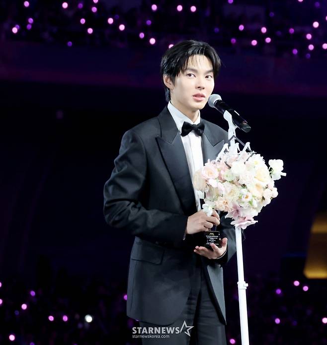 AAA Rookie of the year 박윤호가 6일 대만 가오슝 내셔널 스타디움에서 진행된 스타뉴스 주최 '10주년 아시아 아티스트 어워즈 2025(10th Anniversary Asia Artist Awards 2025, '10주년 AAA 2025')에서 수상소감을 전하고 있다. 2025.12.06 /사진=강영조 cameratalks@