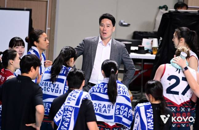 현대건설 강성형 감독(가운데)이 13일 서울 장충체육관에서 열린 진에어 2025~2026 V리그 정규리그 3라운드 GS칼텍스와 방문경기에서 선수들에게 지시하고 있다. /사진=KOVO 제공
