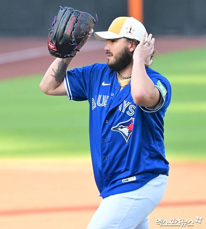 미국 야구통계사이트 팬그래프닷컴이 토론토 블루제이스 투수 코디 폰세가 2026시즌 40경기(선발 24경기) 155이닝 9승 9패 평균자책점 4.00의 성적을 기록할 것으로 내다봤다. 폰세는 2020~2021시즌 빅리그 통산 20경기(선발 5경기) 55⅓이닝 1승 7패 평균자책점 5.86을 올렸다. 엑스포츠뉴스 DB