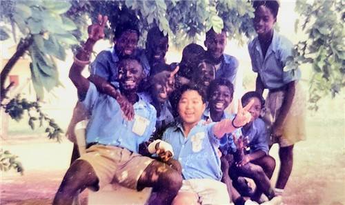 가나 중학교에서 친구들과 함께 어울리는 중학생 시절 최고조 [최고조 주한 가나대사 제공. 재판매 및 DB 금지]