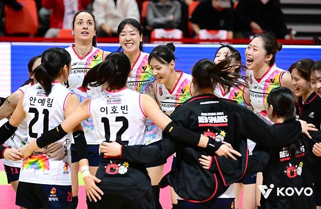 4연패 탈출 후 기뻐하는 최하위 정관장 선수들 [한국배구연맹 제공. 재판매 및 DB 금지]