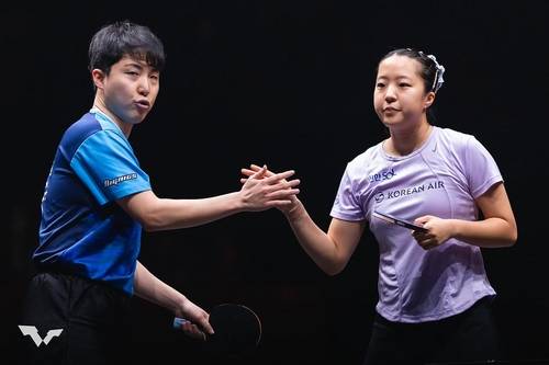 하이파이브 하는 신유빈(오른쪽)과 임종훈 [WTT 인스타그램 캡처. 재판매 및 DB 금지]