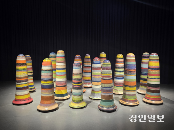 국립현대미술관 과천관에서 진행 중인 ‘신상호:무한변주’전에서 만날 수 있는 작품 ‘아프리카의 꿈-화석’ 고대 생물인 고사리의 솟아오름을 표현한 이 작품은 형형색색의 색채를 띠고 있어 동물 시리즈에서 보여주지 못한 색채에 대한 작가의 열망이 드러난다. 신 작가의 연작 ‘아프리카의 꿈’ 중 유일하게 식물을 표현한 작품이다. 2025.11.26 /이시은기자 see@kyeongin.com