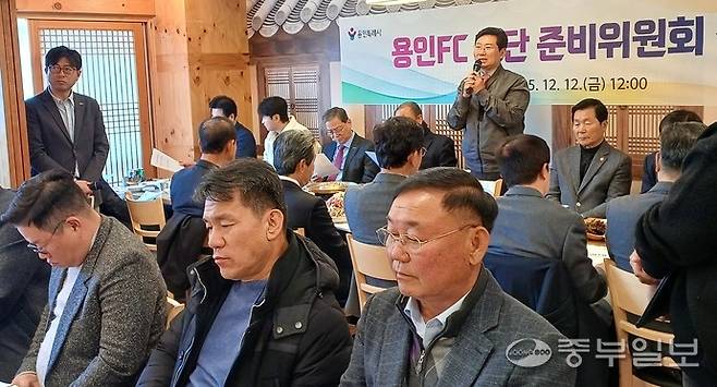 이상일 용인시장이 12일 관내 모음식점에서 열린 용인FC 창단준비위원회 오찬간담회서 인사말을 하고 있다. 오창원기자