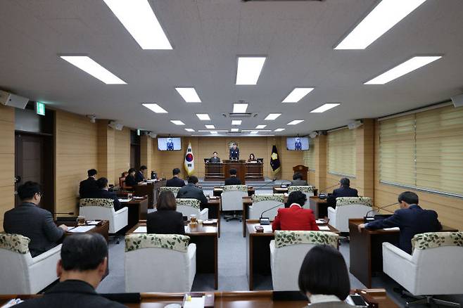 부여군의회(의장 김영춘)는 12일 제3차 본회의를 열어 2026년도 부여군 본예산 7,974억 원과 기금운용계획안을 심의·의결하며 제297회 정례회 일정을 마무리했다.(사진 부여군의회 제공)