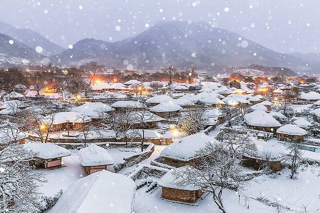 전남도가 겨울의 낭만과 별미를 즐길 수 있는 순천 낙안읍성, 담양 메타프로방스, 구례 지리산 노고단, 화순 세량지 등 4곳을 12월 추천 관광지로 선정했다. 사진은 눈 내리는 순천 낙안읍성 전경.<전남도 제공>