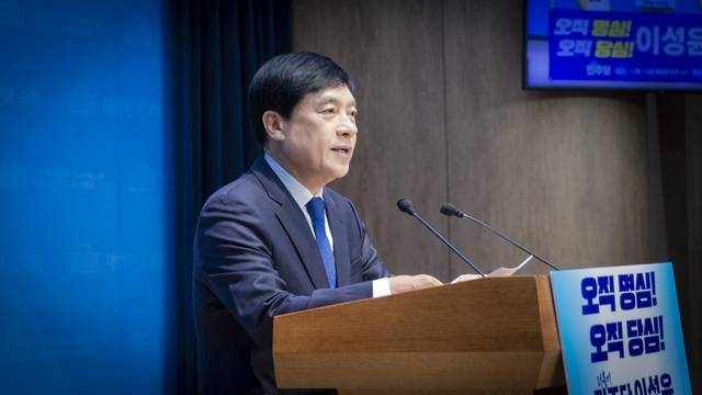 이성윤 국회의원(전주을)이 14일 오후 2시 국회 소통관에서 기자회견을 열고 더불어민주당 최고위원 보궐선거 출마를 선언하고 있다. /이성윤 의원실 제공