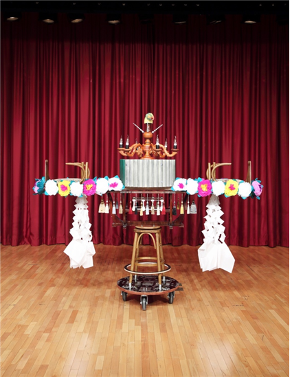 민성홍, 다시락(多侍樂), 2016, 수집된 오브제·세라믹·목재 채색·바퀴·종이꽃, 220 × 70 × 240cm./작가 제공/