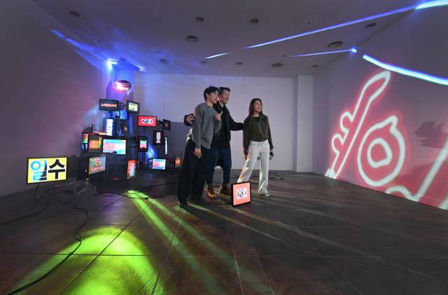 관람자들이 한요한 작가 작품 앞에서 사진을 찍고 있다./김승권 기자/