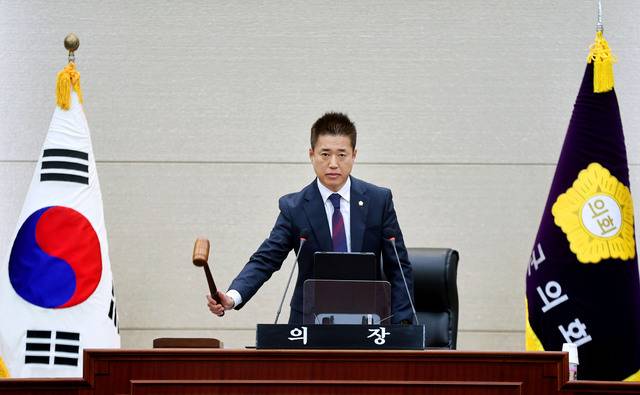 도희재 의장이 11월 24일부터 19일 간 진행된 제294회 제2차 정례 회 종료를 선언하고 있다. 성주군의회 제공