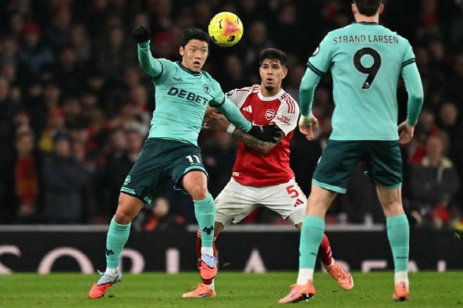 울버햄프턴의 황희찬이 아스널과 경기에서 상대 수비수 피에로 잉카피에와 공을 두고 경합을 벌이고 있다. 사진=AFPBBNews