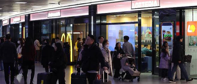 서울의 한 패스트푸드점 앞으로 시민들이 지나가고 있다. (사진=연합뉴스)