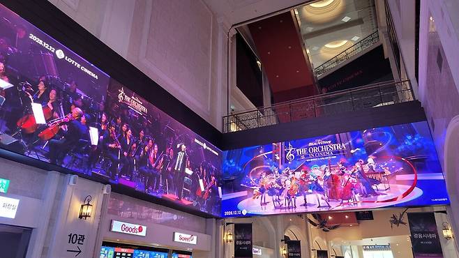 전광판에서 영화를 열심히 홍보하고 있었다 (사진=정준혁 객원기자)