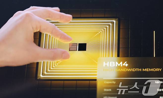 22일 서울 강남구 코엑스에서 열린 제27회 반도체 대전(SEDEX 2025)을 찾은 관람객이 공개된 SK하이닉스 HBM4 실물을 살펴보고 있다. 2025.10.22/뉴스1 ⓒ News1 박지혜 기자