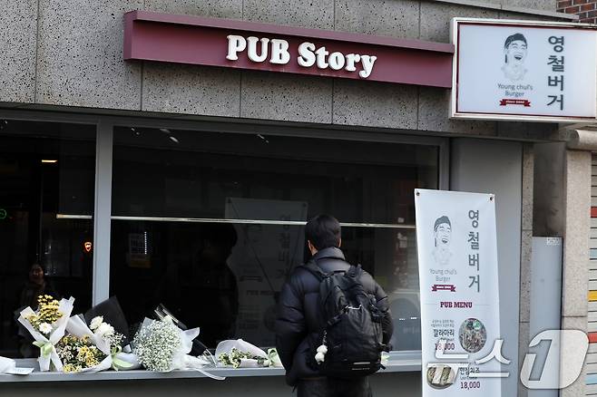 14일 오전 서울 성북구 안암동 영철버거 앞에 영철버거 대표 이영철 씨의 별세 소식을 추모하는 꽃이 놓여져 있다.   2025.12.14/뉴스1 ⓒ News1 황기선 기자