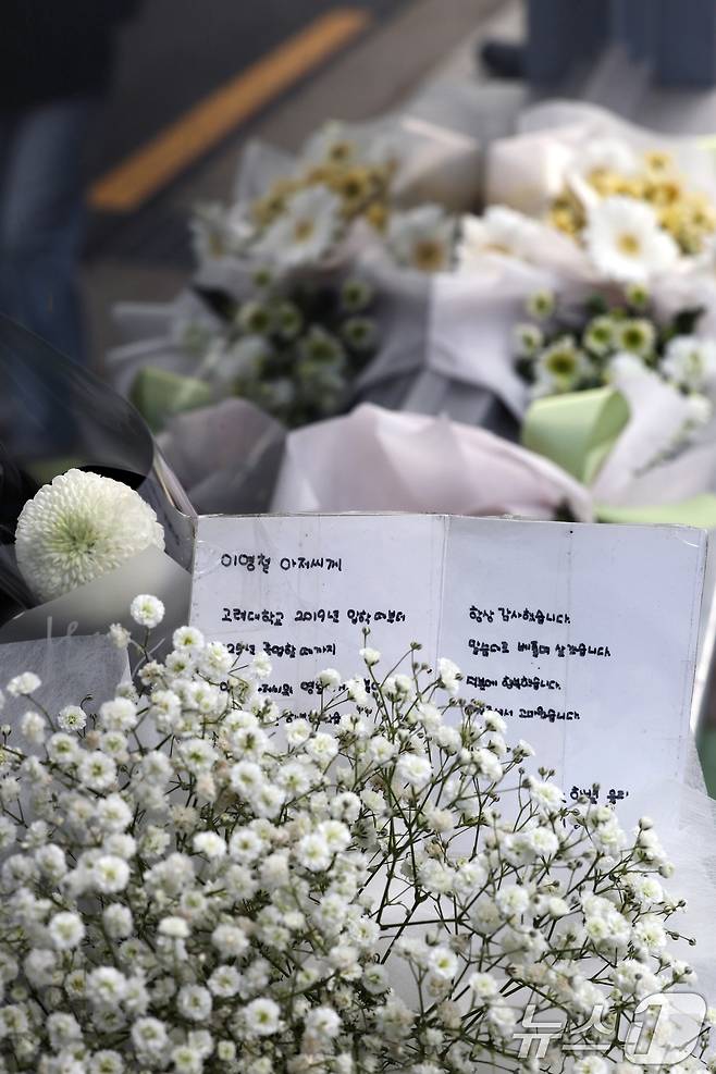 14일 오전 서울 성북구 안암동 영철버거 앞에 영철버거 대표 이영철 씨의 별세 소식을 추모하는 편지와 꽃이 놓여져 있다.   2025.12.14/뉴스1 ⓒ News1 황기선 기자