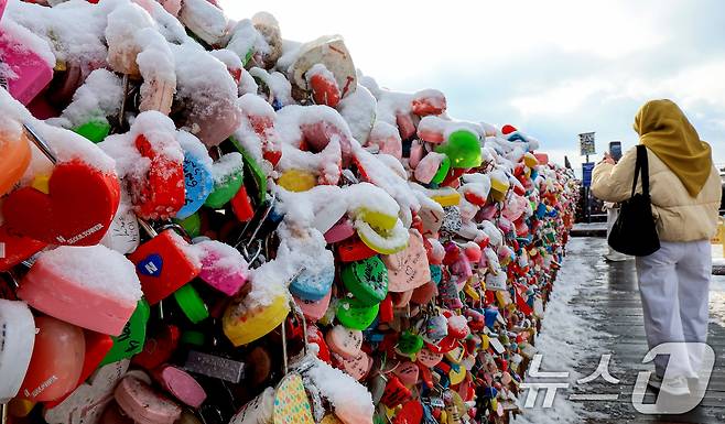 지난 밤 내린 눈이 쌓인 14일 서울 용산구 남산공원을 찾은 시민들이 겨울풍경을 만끽하고 있다. 2025.12.14/뉴스1 ⓒ News1 이호윤 기자