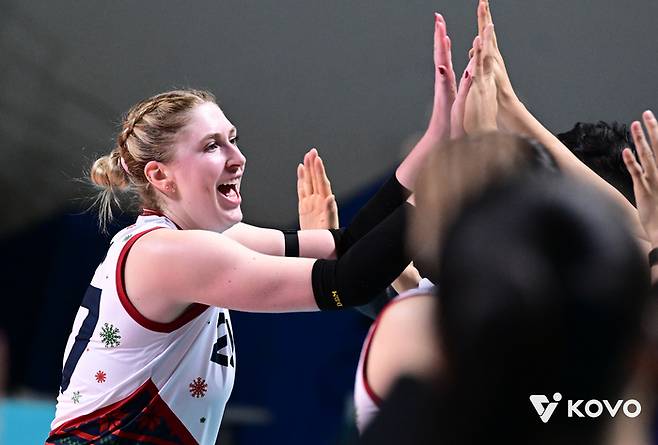 현대건설 카리가 13일 장충체육관에서 GS칼텍스를 이긴 뒤 선수들과 하이파이브를 하고 있다. 제공 | 한국배구연맹