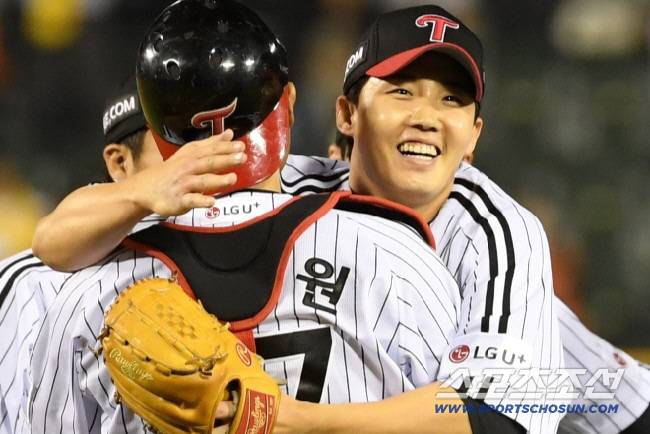 26일 잠실구장에서 열린 LG 트윈스와 한화 이글스의 경기. 생애 첫 완봉승을 거둔 LG 선발 임찬규가 환호하고 있다. 잠실=박재만 기자 pjm@sportschosun.com/2025.03.26/