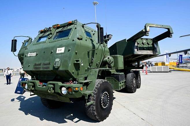 지난달 20일(현지시간) 아랍에미리트(UAE) 두바이에서 열린 에어쇼에 출품된 미국의 다연장로켓인 M142 하이마스 로켓의 모습. AFP연합뉴스