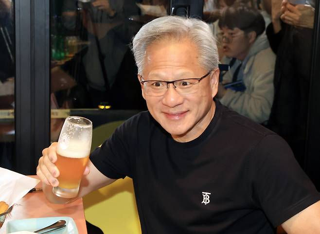 젠슨 황 엔비디아 최고경영자(CEO)가 10월 서울 강남구 삼성역 인근 깐부치킨 매장에서 이재용 삼성그룹 회장, 정의선 현대차그룹 회장과 치킨 회동을 하고 있다./ 뉴스1