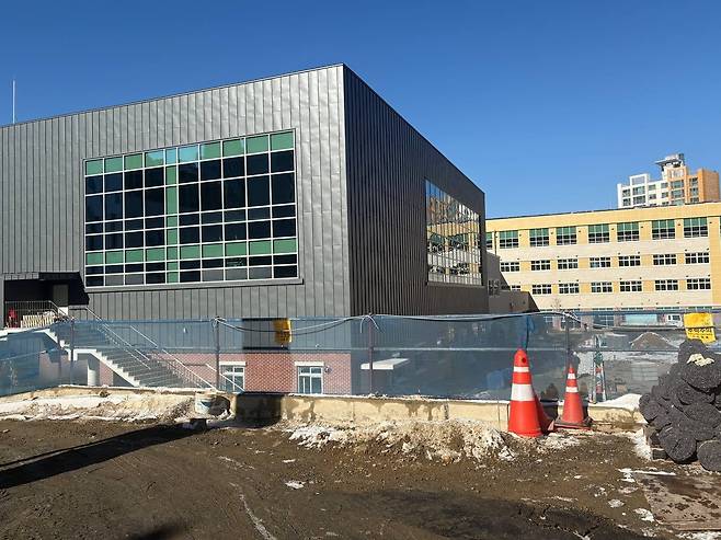 지난 5일 오후 1시쯤 서울 동작구 흑석동 흑석고등학교 신설을 위한 공사가 진행되고 있다. /이유경 기자