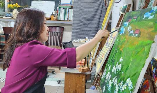 이영자 작가가 화실에서 작업하고 있는 모습. 본인 제공